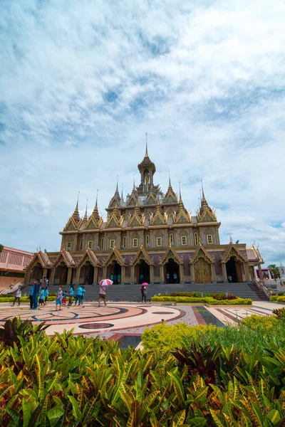 Turistas estão andando em gounds de Wat Thasung ou Wat Chantaram na província de Uthai Thani, Tailândia . — Fotografia de Stock