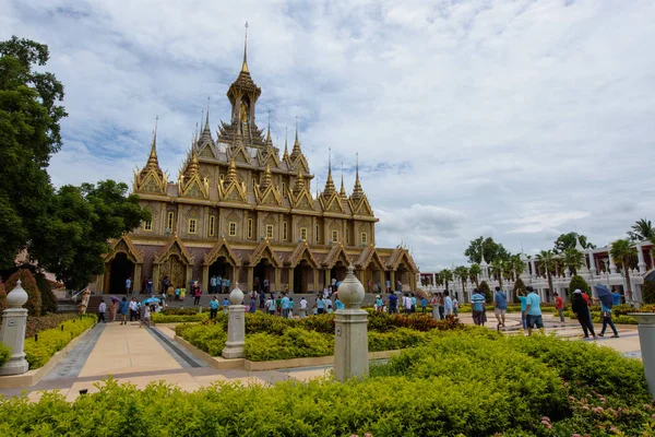 No Dia das Mães, os turistas estão caminhando nas gounds de Wat Thasung ou Wat Chantaram na província de Uthai Thani, Tailândia . — Fotografia de Stock
