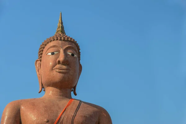 Лицо статуи Будды на синем фоне — стоковое фото