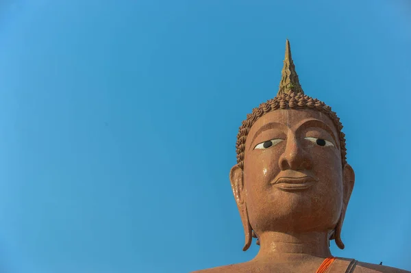 青の背景に仏像の顔 — ストック写真