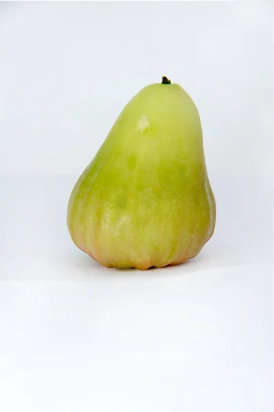 绿色玫瑰苹果在白色的背景下，美味的水果 — 图库照片