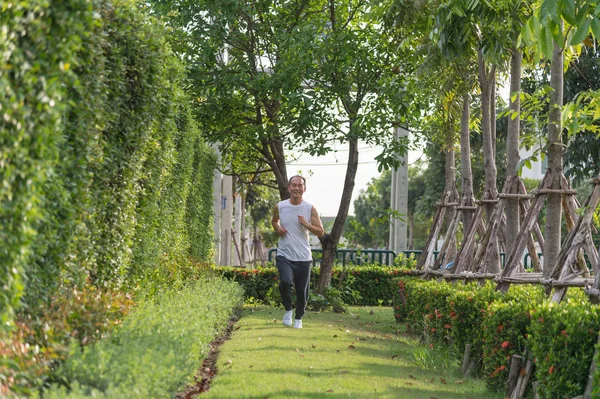 yaşlı adam egzersiz sağlık kavramı Park'ta jogging tarafından