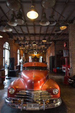 Gece Pazarı'na Srinakarin veya tren Pazar, Bangkok, Tayland, Thailand, eski eski model araba