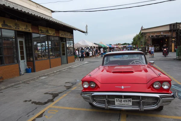 Vecchia auto rossa d'epoca al mercato notturno, Srinakarin road, Bangkok, Thailandia — Foto Stock