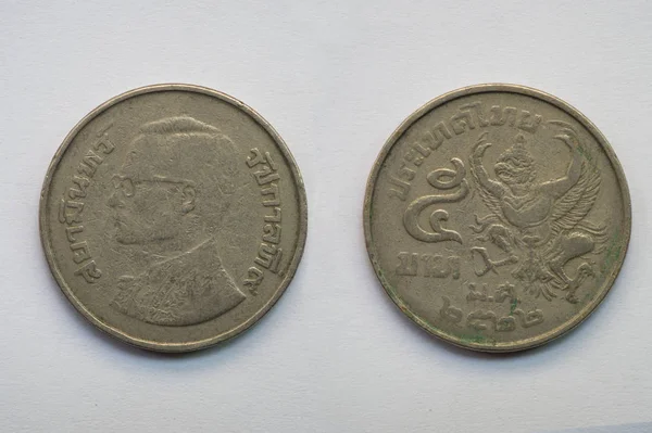 白の背景に古いタイのコイン、キングとガルーダ、5バーツ、B.E. 2522 — ストック写真