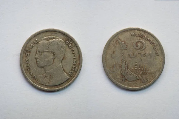 白い背景、1 バーツは、仏暦 2520 の古いタイのコイン — ストック写真