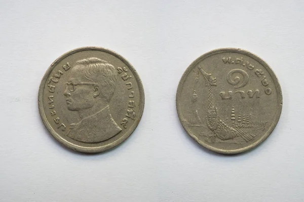 古いコイン タイ、白い背景の上に今日に時代遅れであります。 — ストック写真