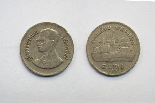 白い背景、1 バーツは、仏暦 2525 の古いタイ コイン — ストック写真