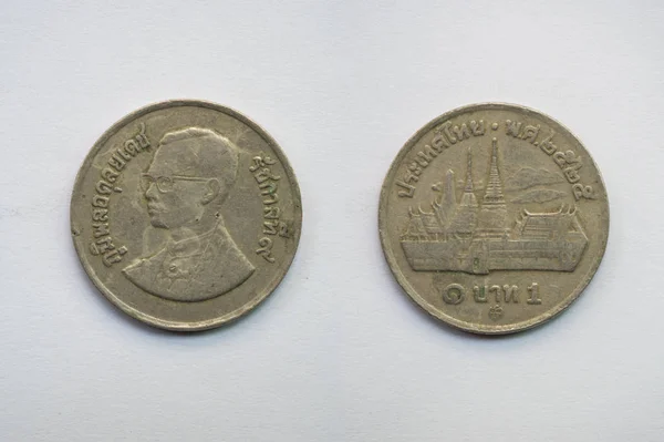白い背景、1 バーツは、仏暦 2525 の古いタイ コイン — ストック写真