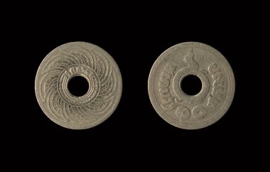 Siyah arka planda, kırpma yolu ile 10 Satang bugün artık kullanılmıyor, Tayland eski madeni para izole,