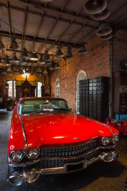 Gece pazarı, Srinakarin road, Bangkok, Tayland, Thailand, eski eski model kırmızı araba