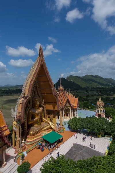 Grande estátua de Buda e céu azul no templo wat tham-sua, província de Kanchanaburi, Tailândia — Fotografia de Stock