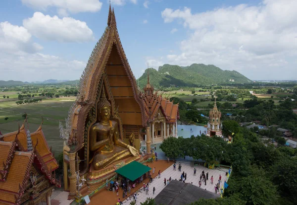 Grande estátua de Buda e céu azul no templo wat tham-sua, província de Kanchanaburi, Tailândia — Fotografia de Stock