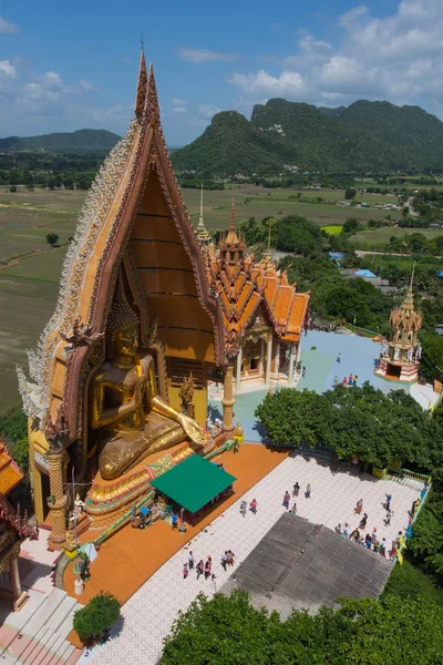Grande estátua de Buda no templo wat tham-sua, província de Kanchanaburi, Tailândia — Fotografia de Stock