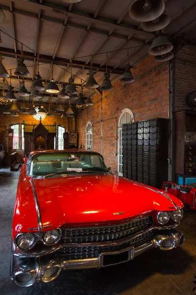 Gece pazarı, Srinakarin road, Bangkok, Tayland, Thailand, eski eski model kırmızı araba