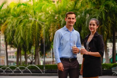 iş adamı ve iş kadını portre stand ve plastik kupa ile iş hakkında yandan, Açık konuşmak