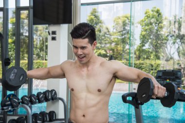 Spor adam halterle çalışma dışarı, spor salonu ya da fitness egzersiz egzersiz.
