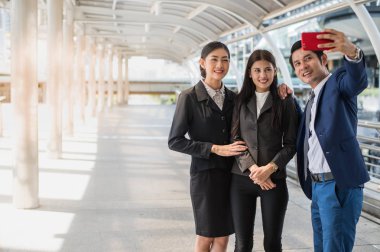 Bir selfie ile smartphone şehirle metin için kopya yer alarak Asya iş takım