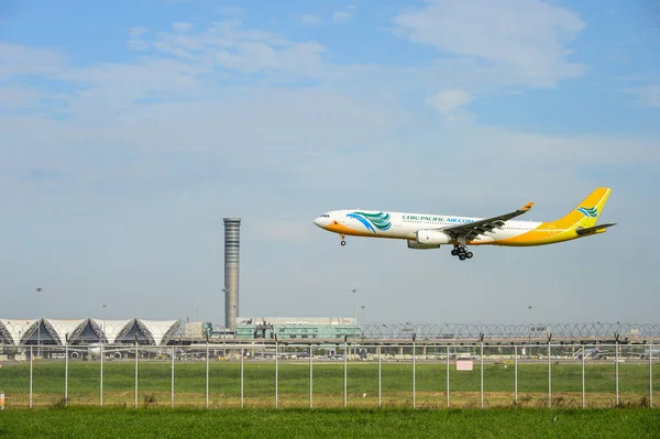 Cebu Pacific Air Rp-C3344 Airbus samolot do lądowania do pasów startowych na międzynarodowe lotnisko Bangkok-suvarnabhumi w Bangkoku, Tajlandia. — Zdjęcie stockowe
