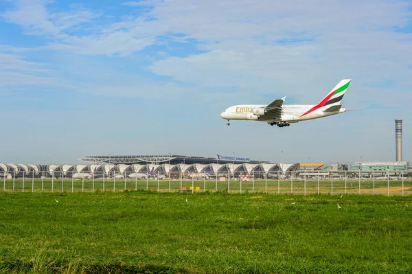 Emirates uçak pistleri suvarnabhumi Uluslararası Havaalanı Bangkok, Tayland için açılış.