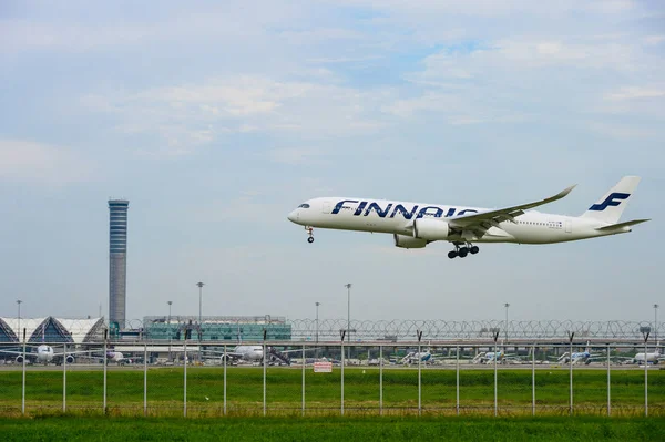 フィンランド航空の飛行機がタイ ・ バンコクのスワンナプーム国際空港の滑走路に着陸. — ストック写真