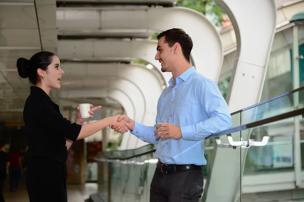 Hombre de negocios y mujer de negocios estrechando la mano para los acuerdos de éxito — Foto de Stock