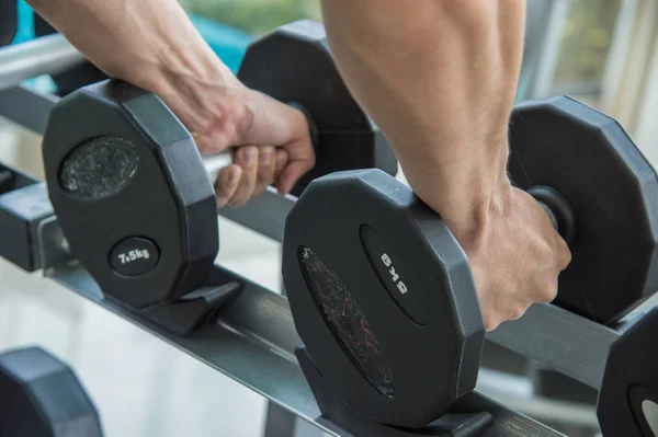 Spor adamın elini dumbbell tutarak, spor salonu ya da fitness egzersiz egzersiz. — Stok fotoğraf