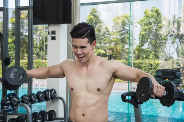 Spor adam halterle çalışma dışarı, spor salonu ya da fitness egzersiz egzersiz.