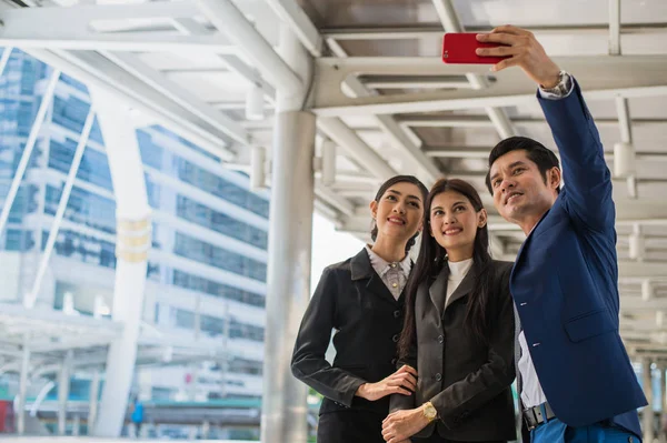 Bir selfie smartphone ile şehirde alarak Asya iş takım