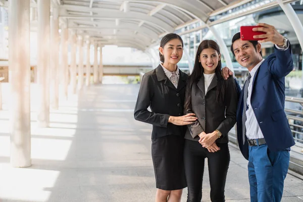 Bir selfie ile smartphone şehirle metin için kopya yer alarak Asya iş takım