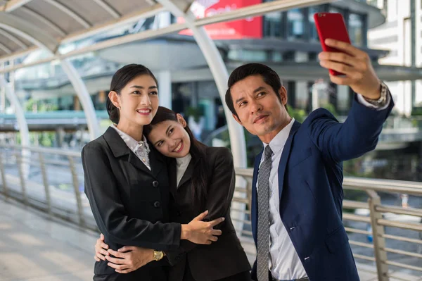 Bir selfie smartphone ile şehirde alarak Asya iş takım