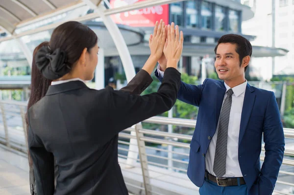 İş katılmak birlikte başarı için eller. Destek kavramı