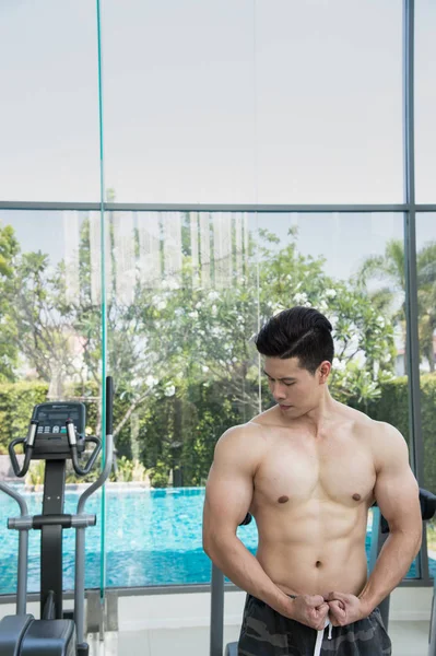 kas vücut yakışıklı spor salonu ya da fitness merkezinde, metin için sağlıklı kavramı ve kopya yer göstermek