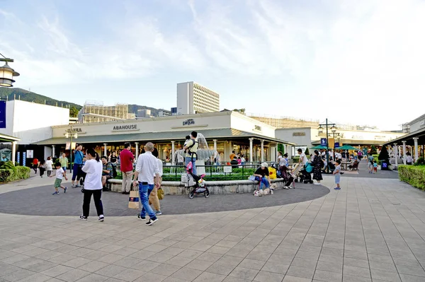 Turistler Gottemba Premium 'da yürüyüş ve alışveriş yapıyorlar. Gotemba Premium Outlets Japonya 'nın en büyük merkezlerinden biridir..