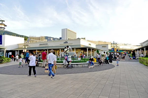 Turistas andando e fazendo compras no Gottemba Premium Outlets. Gotemba Premium Outlets é o principal centro, e um dos maiores centros do Japão . Imagens De Bancos De Imagens