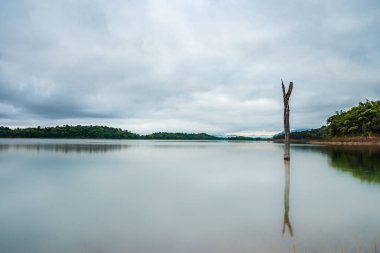 Santee nehri manzarası Pom Pi ulusal parkı Sangkhlaburi, Kanchanaburi vilayeti