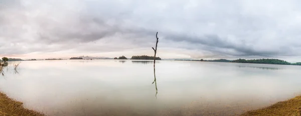 Panorama över Santee floden vid Pom Pi nationalpark Sangkhlaburi, Kanchanaburi provinsen. — Stockfoto