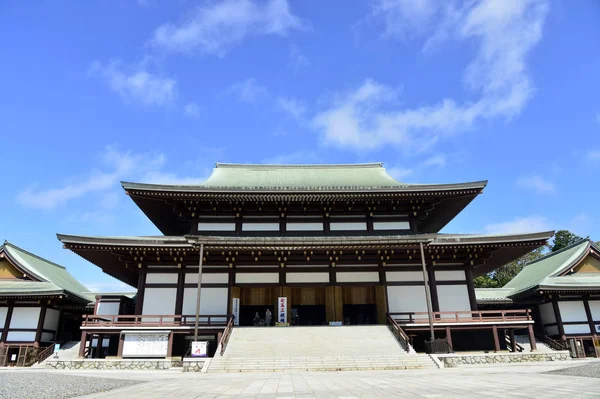 Прекрасний вигляд Нарітасан Сіншоджі храму і блакитного неба. найвідоміший храм у місті Наріта, префектура Чіба.. — стокове фото