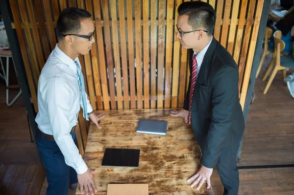 Dos hombres de negocios expresaron una expresión seria y lucharon mirando a los ojos. concepto de competencia empresarial — Foto de Stock