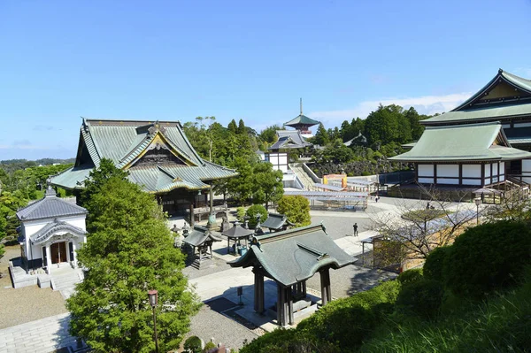 Narita, Japón - 4 de octubre de 2019: vista superior del templo Naritasan Shinshoji y el cielo azul. el templo más famoso de la ciudad de Narita en la prefectura de Chiba . — Foto de Stock