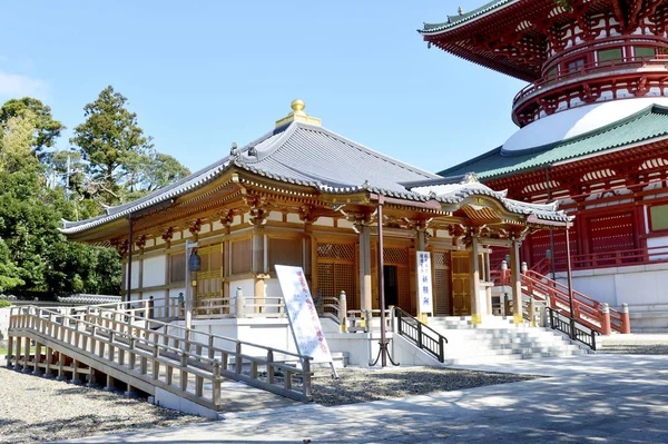 Edificio de madera aciente y pagoda roja en templo de Naritasan Shinshoji. el templo más famoso de la ciudad de Narita en la prefectura de Chiba . — Foto de Stock