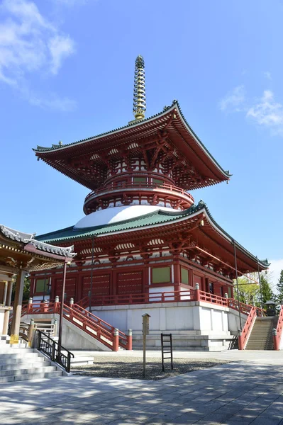 Narita, Japón - 4 de octubre de 2019: gran pagoda roja y cielo azul en el templo Naritasan Shinshoji. el templo más famoso de la ciudad de Narita en la prefectura de Chiba — Foto de Stock