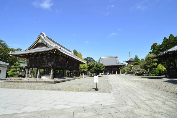 Narita, Japón - 4 de octubre de 2019: área alrededor del templo y el edificio de madera aciente y el cielo azul en el templo Naritasan Shinshoji. el templo más famoso de la ciudad de Narita en la prefectura de Chiba . — Foto de Stock