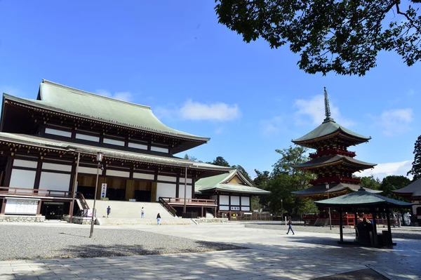 Vista del tempio Naritasan con pagoda rossa e cielo blu nel tempio Naritasan Shinshoji nella prefettura di Chiba . — Foto Stock