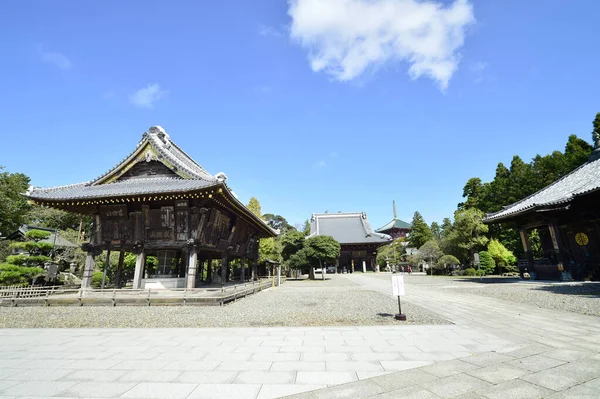 Área alrededor del templo y el edificio de madera aciente y el cielo azul en el templo Naritasan Shinshoji. el templo más famoso de la ciudad de Narita en la prefectura de Chiba . — Foto de Stock