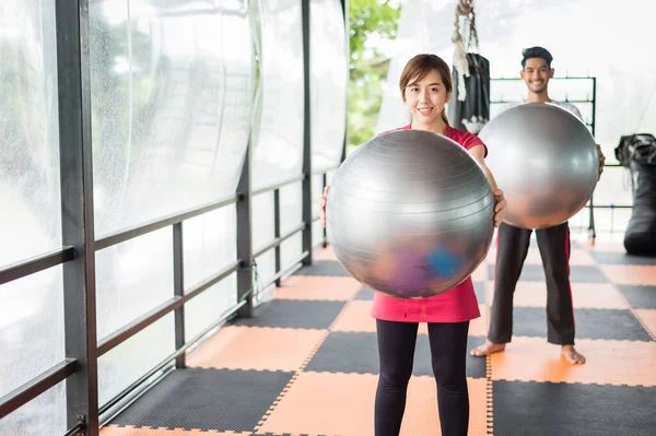 Sportive Sportive Tenue Sport Ils Tiennent Une Balle Fitness Argentée — Photo