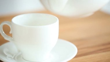 Ahşap zemin üzerine dökme çay