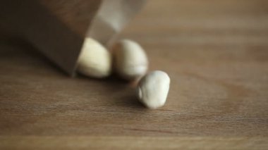 Ahşap zemin üzerine Antep fıstığı