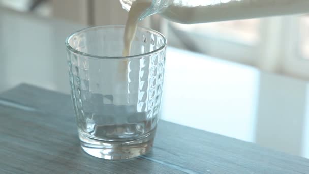 Видео наливания молока в стакан — стоковое видео