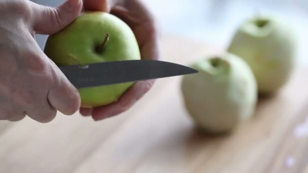 Peeling van apple — Stockvideo